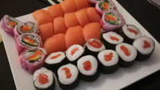 Sushis et makis au saumon
