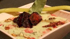 Soupe de céleri en rouge et bleu