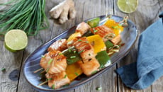 Brochettes de saumon mariné à la sauce soja