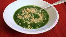 Velouté de Cresson au Crumble Noix-Roquefort