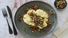 Chou-fleur rôti, persillade aux olives et tomates séchées