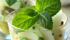 Verrines de concombre, poires et menthe aux pignons