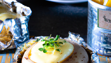 Pomme de terre au roquefort et son emballage d'alluminium