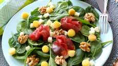 Salade de pousses d’épinard, pommes, bresaola, brebis et noix