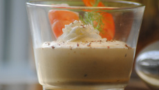 Verrines de crème de céleri, panais, crevettes