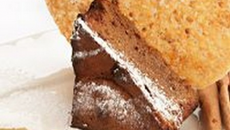 Moelleux au pain d'épices au vieux Pontarlier, marmelade de rhubarbe et Griottines® de Fougerolles