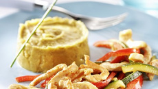 Emincés de volaille aux courgettes et poivron rouge, purée de pois-cassés