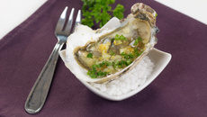 Huîtres à la gelée de Madère, ail poêlé et persil