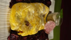 Omelette au boudin blanc et chips de betterave