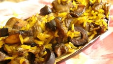 Aubergines farcies au riz aux champignons, olives noires et curcuma