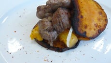 Agneau Presto tendre, lit d'ananas et mangue mi-cuit au chenay de vin sur chips de patates douces accompagné de  panais