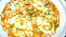 Crevettes en sauce aux œufs pochés