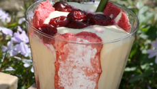 Verrines de griottes aux épices & biscuits roses façon tiramisu