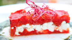 Millefeuille de tomates confites et chèvre frais, et son coulis de basilic