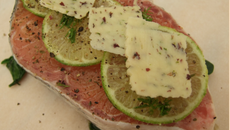 Papillotes saumon sauvage, épinards, citron vert et beurre aux algues