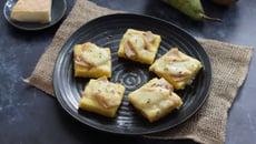 Toasts de polenta à la poire et Munster