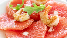 Carpaccio de pamplemousse de Floride, gambas croustillantes et roquette