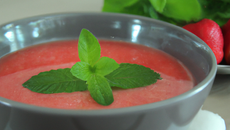 Soupe fraise et menthe hachée