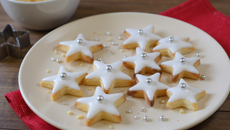 Sablés de Noël et glacage blanc comme neige