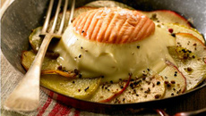 Epoisses sur galette de pommes et pommes de terre