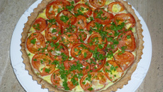 Tarte au thon et tomates sur un lit de courgettes