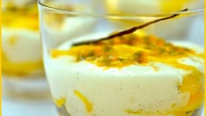 Verrine baba,  mangue épicée et mousseux fromage blanc