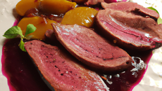 Magret de canard rôti, condiment datte citron jus de betterave-gingembre