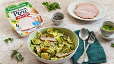 Salade de pâtes aux courgettes grillées, rôti et vinaigrette au persil et au citron