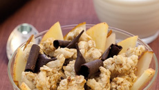 Pépites de muesli croustillantes  et salade de pomme et poire