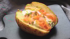 Pommes de terre au four, saumon fumé, crème, citron et aneth