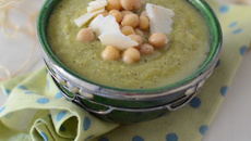Soupe de courgettes, pois-chiche et parmesan