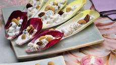 Feuilles d'endives aux 2 noix