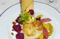 Noix de Saint Jacques rôties aux pétales de rose - Risotto au sirop de Bleuet