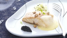 Filet d'esturgeon aux noisettes grillées, sabayon beurre noisette et quenelle de caviar