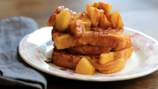 Brioche perdue aux pommes et sauce caramel au beurre salé à la plancha