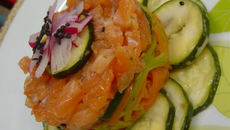 Tartare de saumon frais sur lit de carottes et courgettes
