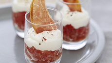 Verrines de concassé de tomates au fromage Carré Frais et chips de jambon