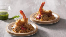 Boulgour aux champignons de Paris, tomate, mascarpone, pointe de piment d'Espelette et gambas croustillantes au pesto de roquette