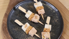 Mini-brochettes de foie gras au pain d'épices et poires