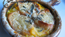 Soupe de courge gratinée au parmesan et à la sauge maison