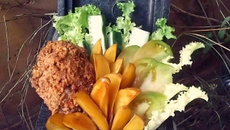 Poulet en croûte pralinée au pimentón et pommes de terre caramélisées