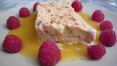 Nougat glacé et coulis d'abricot