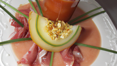 Fleur de melon, julienne de jambon, jus siroté au Pineau rouge