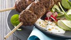 Brochettes sauce yaourt, menthe et cacahuètes sur lit de salade fraîcheur