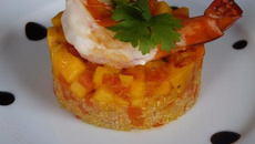 Gambas sur compotée de mangue poivron aux épices et quinoa