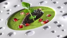 Gaspacho de cresson et tapenade d'olives noires