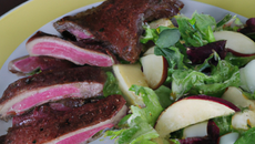 Magret de canard en salade de pomme