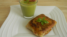 Coca espagnole revisitée, gaspacho de fèves au chorizo,chips de serrano