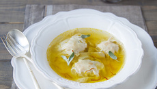 Ravioles de tofu fumé, butternut et sauge en bouillon safrané