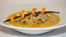 Raviole de saumon à la vanille, velouté de patate douce à l'orange, émietté de crumble noisettes grué de cacao